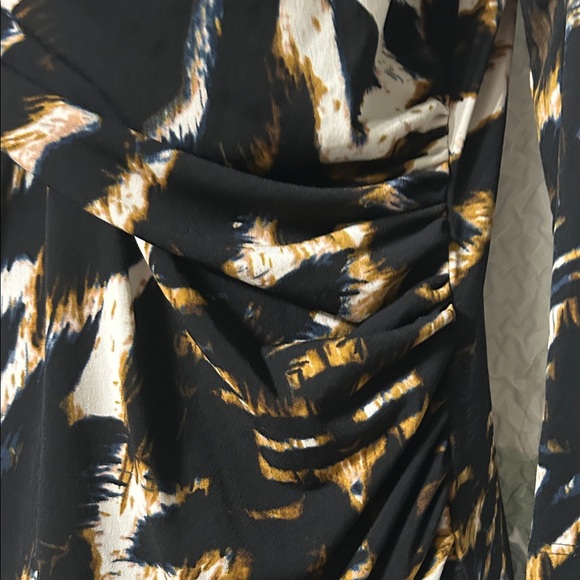 Vince Camuto Black and Gold Patterned Top. size M - Picture 4 of 6